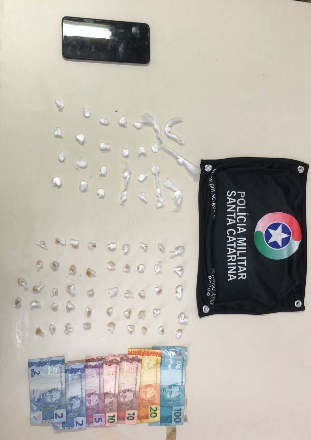 Adolescente é apreendido vendendo drogas em Criciúma