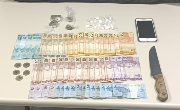 Jovem é preso com drogas, dinheiro e pés de maconha em Forquilhinha