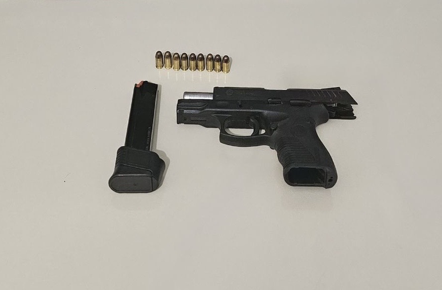 Vendedor de carros é preso após arremessar arma de fogo para fora do veículo
