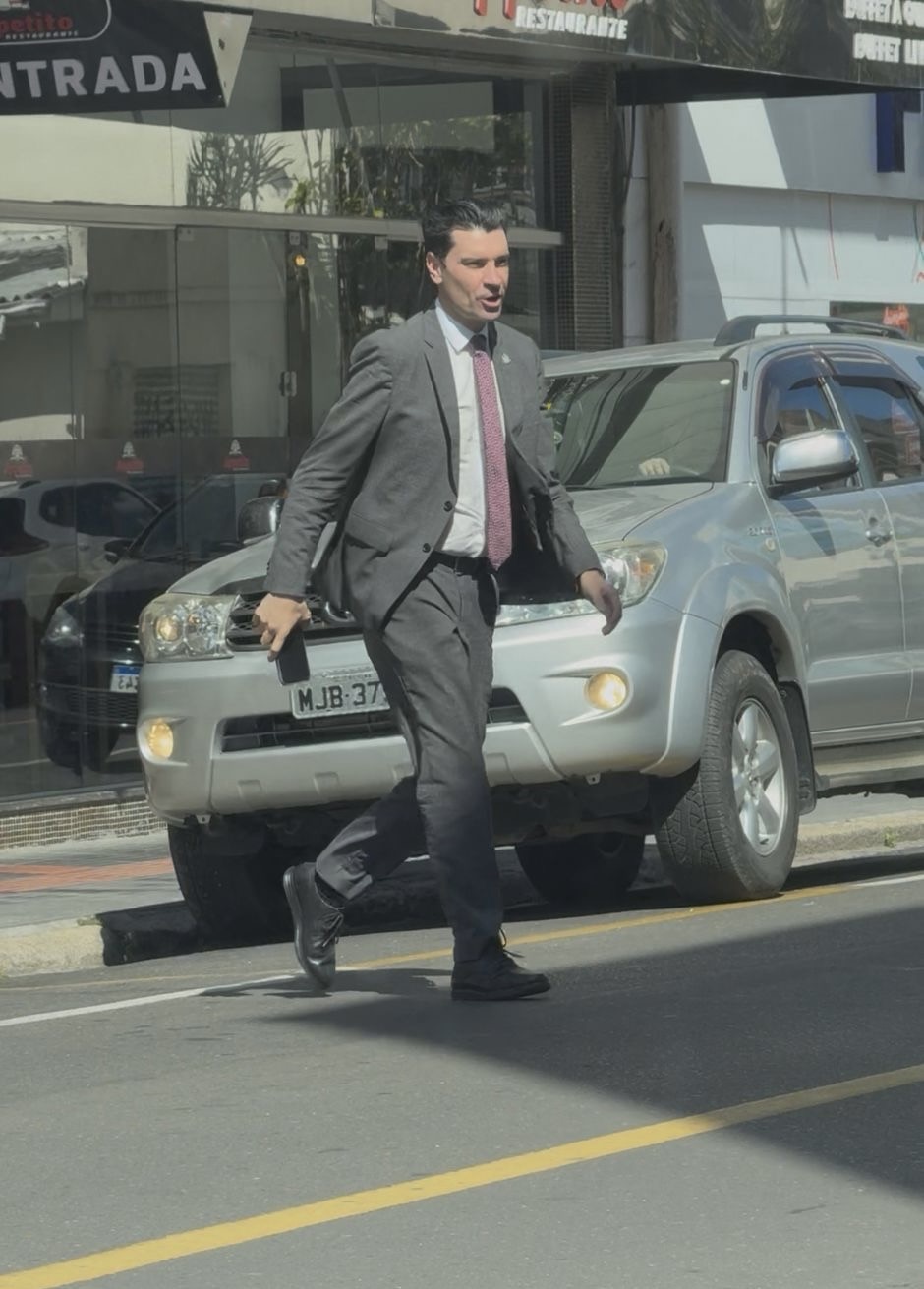 Delegado Ulisses Gabriel, saindo do gabinete do deputado federal Ricardo Guidi.
