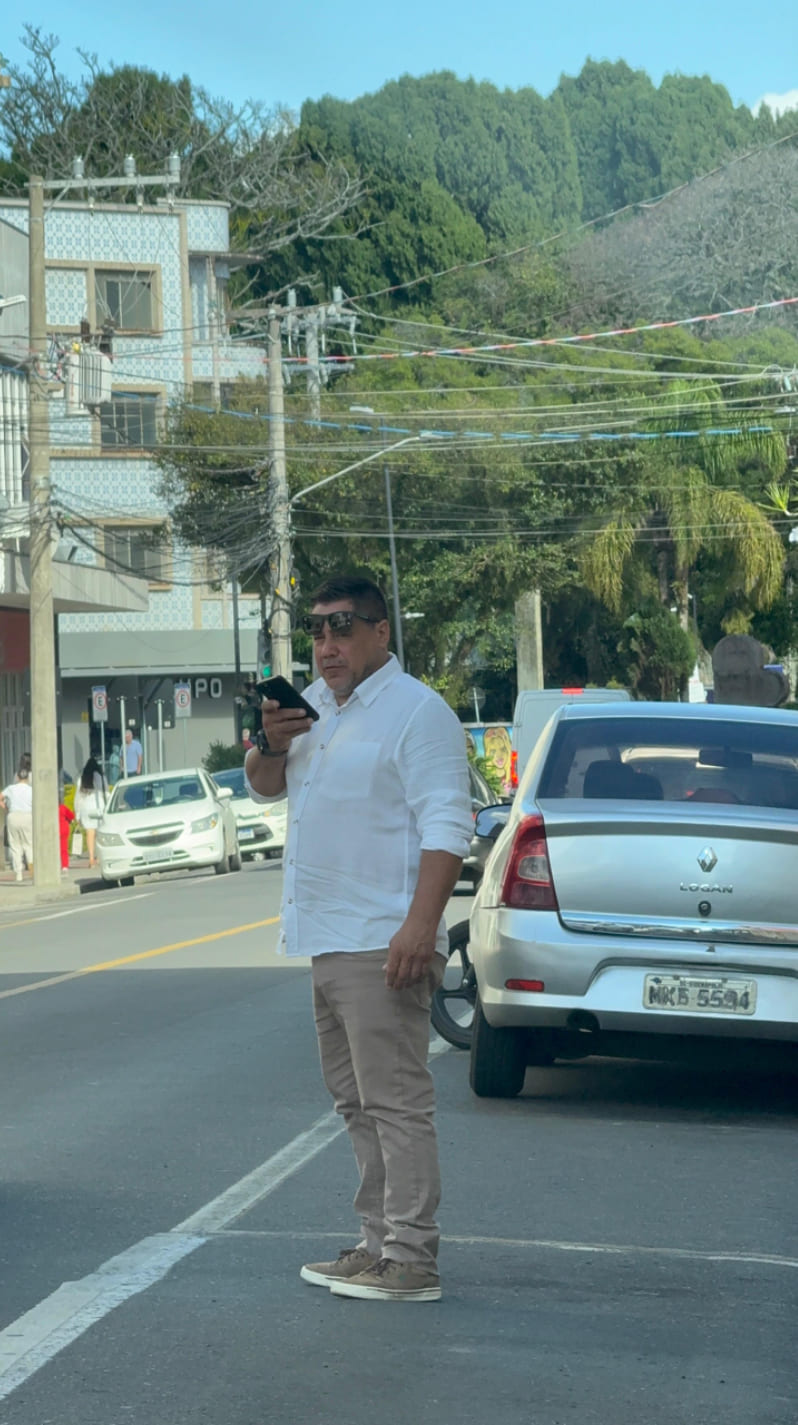 Vereador Toninho da Figueira (PL), chegando no gabinete do deputado federal Ricardo Guidi.