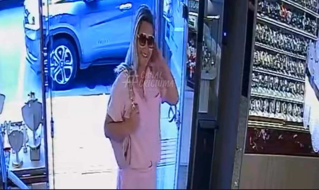 Joalheria publica vídeo e pede ajuda para identificar mulher que furtou anel avaliado em mais de R$ 4 mil em Criciúma