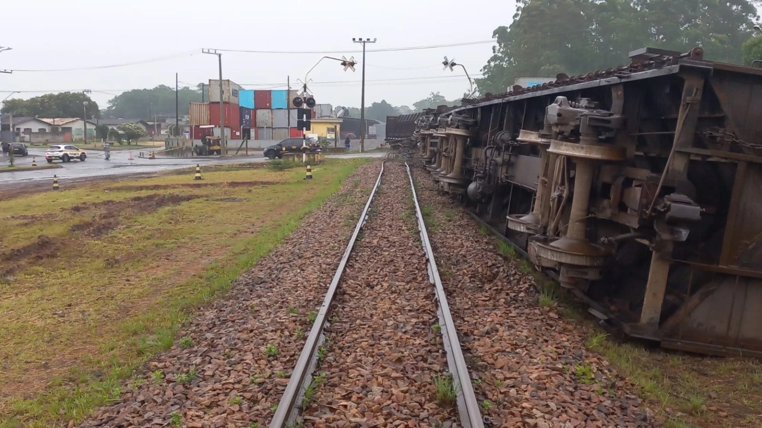Trem de carga descarrila e tomba em Criciúma; trânsito é interrompido