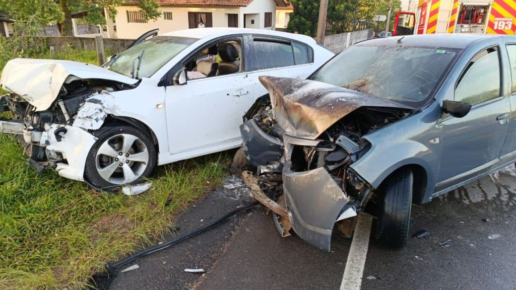 Idoso fica ferido após colisão frontal entre carros