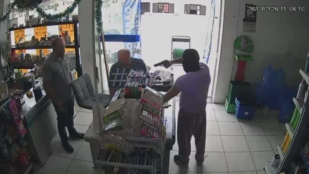 Homem armado e encapuzado assalta mercado e leva dinheiro do caixa