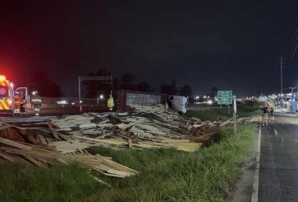 Tombamento de carreta carregada com madeira mata motorista na BR-101