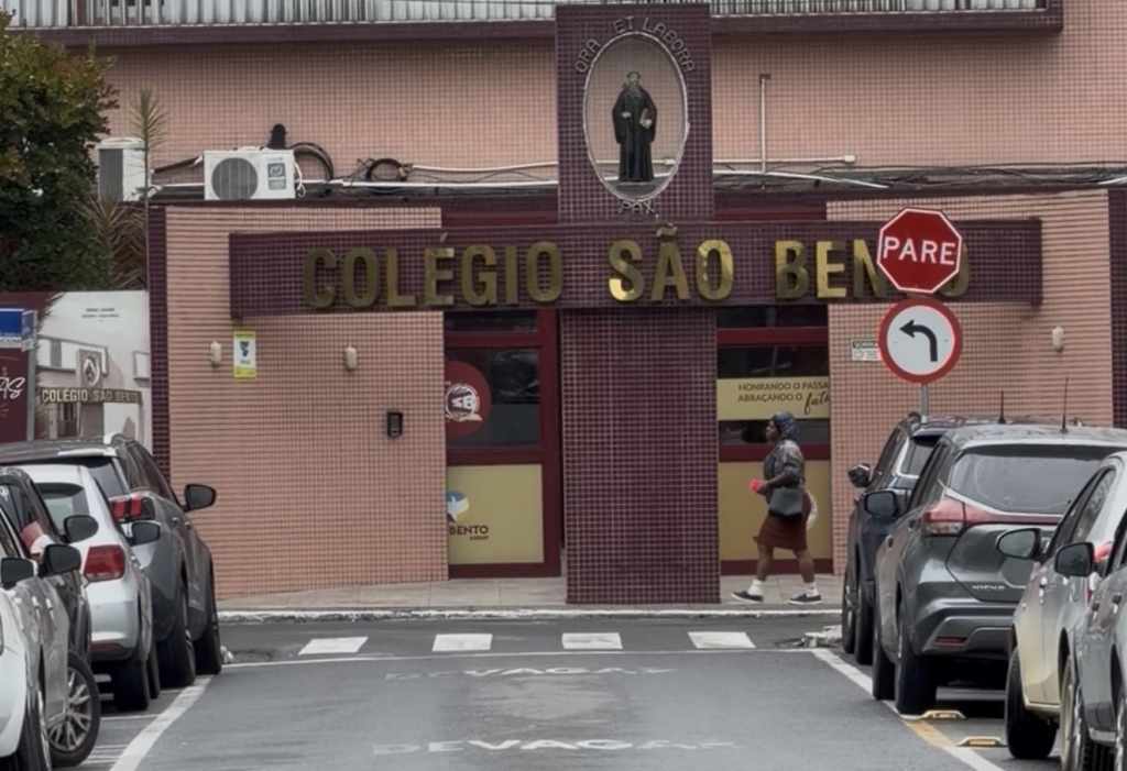 Professora deixa Colégio São Bento após supostas ofensas e conteúdos sexuais de alunos em grupo de WhatsApp
