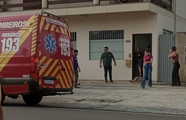 Mulher fica em estado grave após ser baleada na cabeça pelo companheiro
